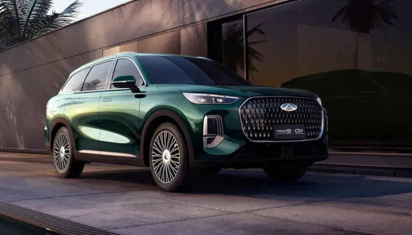 Zielony Chery Tiggo 9 Plug-in Hybrid prezentuje się elegancko. Sprawdź jego cenę i możliwości.