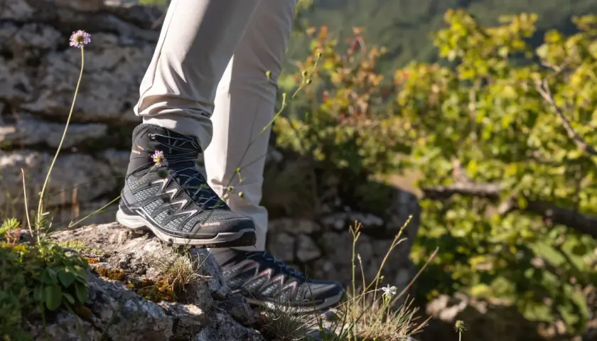 Botas de senderismo Gore-Tex en roca. Aprende como limpiar botas de Gore-Tex para mantenerlas en perfecto estado.