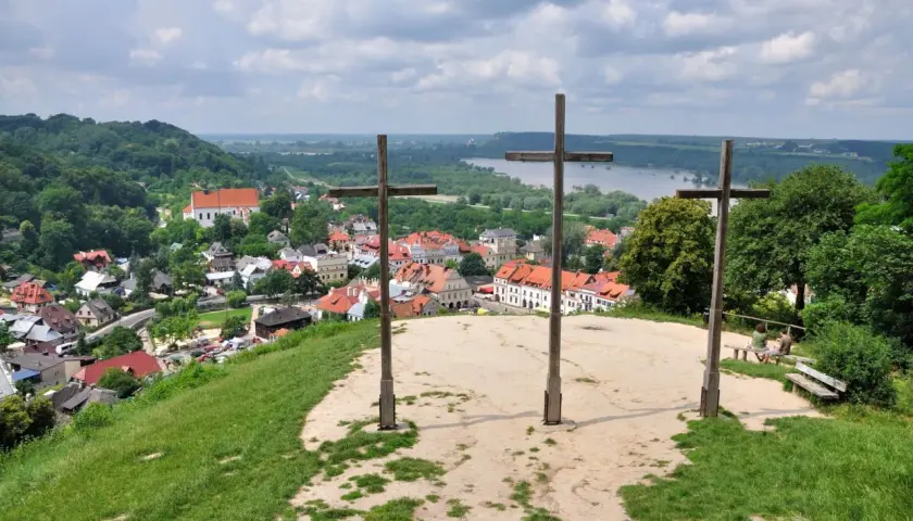 Trzy drewniane krzyże na wzgórzu górują nad Kazimierzem Dolnym. Widok na miasto i Wisłę.