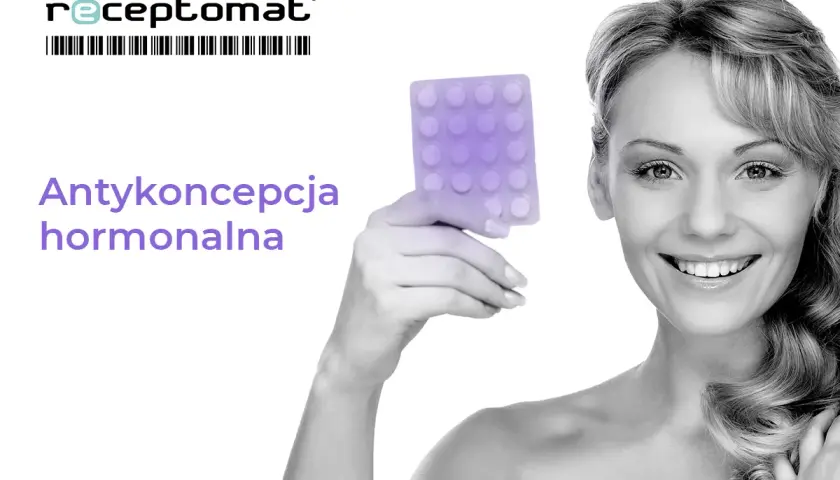 Uśmiechnięta kobieta trzymająca opakowanie tabletek antykoncepcyjnych.