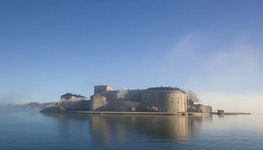 Vaxholms kastell reser sig stolt ur vattnet en klar, kall dag.