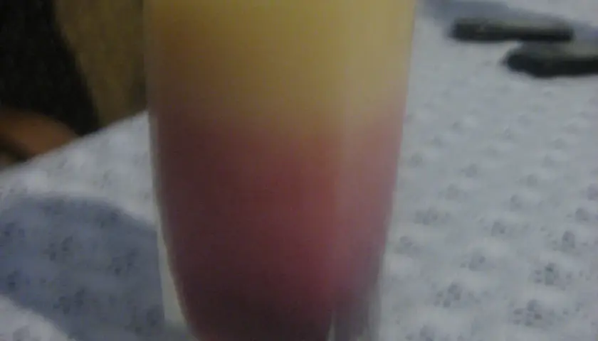 Orzeźwiający drink z wiśniówką i sokiem bananowym na lato