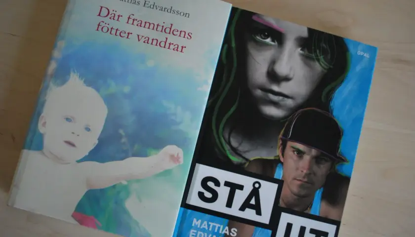 Två böcker av Mattias Edvardsson: "Där framtidens fötter vandrar" med en bebis och "Stå ut" med ungdomar.