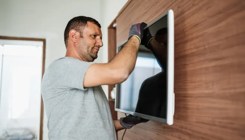Jak zamontować TV Sharp na ścianie? Praktyczny poradnik krok po kroku