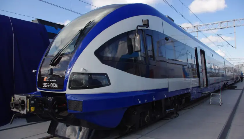 Nowy, nowoczesny ezt pociąg ED74-003d PKP Intercity stoi na torach.