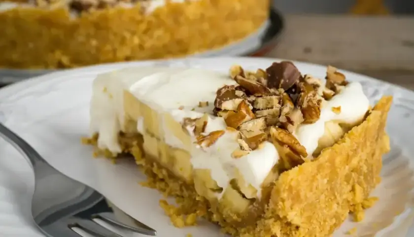 Pyszny kawałek banoffee z kremem, bananami i orzechami. Idealny przepis na deser.