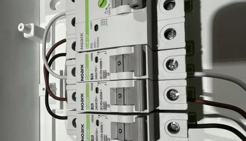 Budowa przewodu elektrycznego: zabezpieczenia nadprądowe Noark i podłączone przewody w rozdzielnicy.