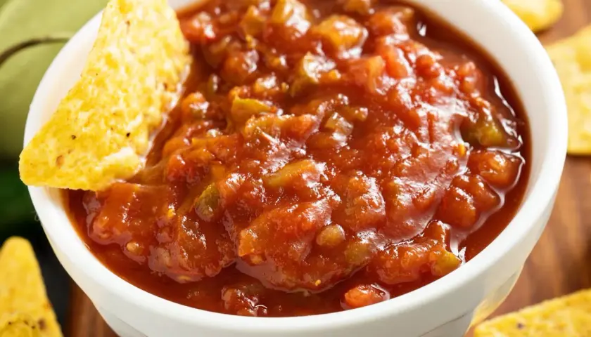 Chrupiące nachos zanurzone w świeżym, domowym pico de gallo. Idealna przekąska na imprezę.