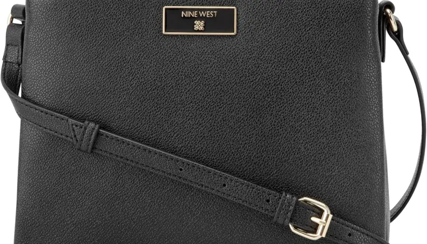 Elegancka, czarna torebka na ramię Nine West z subtelnym złotym logo. Idealna na co dzień.