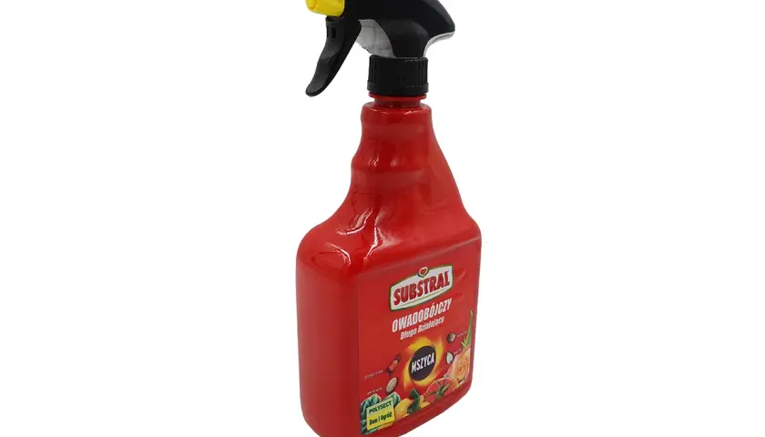 Czerwony opryskiwacz Substral z etykietą "Owadobójczy Długo Działający Mszyca". Produkt Polysect do domu i ogrodu.