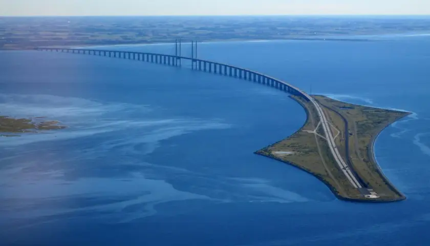 Most Øresund, gdzie kupić bilet na most oresund, łączy Danię ze Szwecją. Widok z lotu ptaka na imponującą konstrukcję nad wodą.