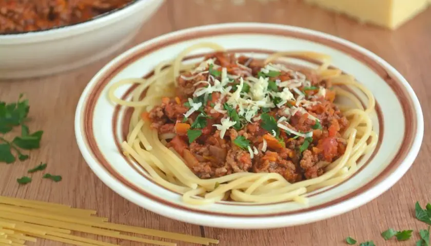 Prawdziwe Spaghetti Bolognese: Przepis na Głębię Smaku i Sukces