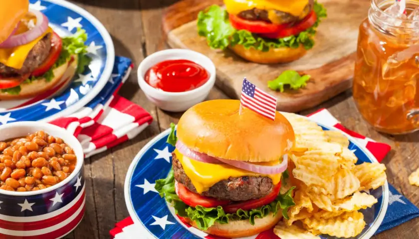 Amerykańskie burgery z frytkami i fasolką, coś co jest w USA, czego nie ma w Polsce.