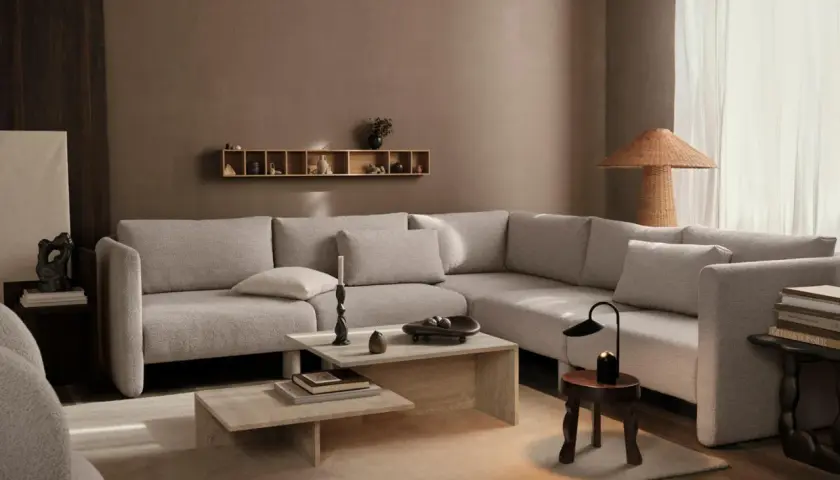 Minimalistisch wohnen: Vorher-Nachher-Verwandlung eines Wohnzimmers mit beigem Sofa, Holztisch und dezenter Deko.