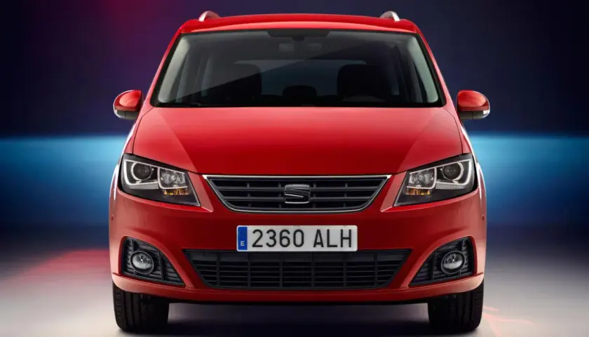 Röd Seat Alhambra med registreringsskylten 2360 ALH. Ett problem med denna modell kan vara dess storlek.