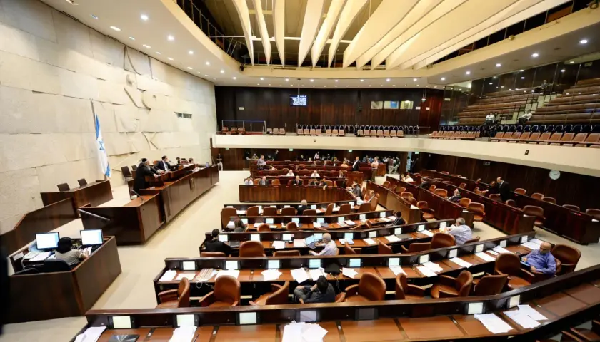 Das israelische Parlament, die Knesset, mit Abgeordneten in ihren Sitzen und einer Rede am Rednerpult.