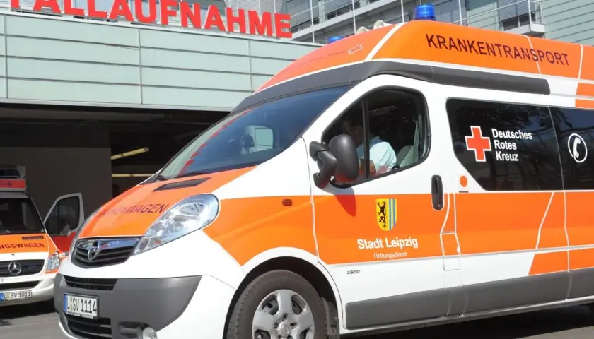 Ein Krankenwagen des Deutschen Roten Kreuzes steht vor der Notaufnahme. Die Frage, wer zahlt Krankentransport, klären oft die Krankenkassen.