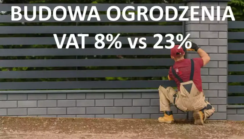 Budowa ogrodzenia: VAT 8% vs 23%. Pracownik montuje nowoczesne ogrodzenie.