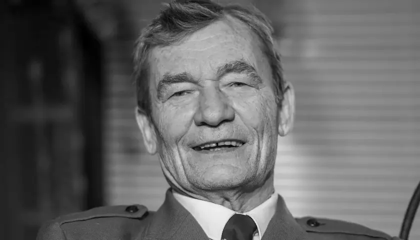 Uśmiechnięty Krzysztof Kiersznowski. Wiele osób szuka informacji, krzysztof kiersznowski na co zmarł, ale to zdjęcie go upamiętnia.