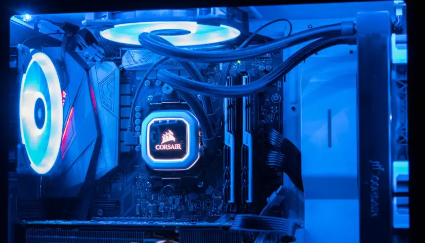 Ein beleuchteter PC-Innenraum mit RGB-Lüftern und der Corsair-CPU-Kühlung, gesteuert durch die icue software.
