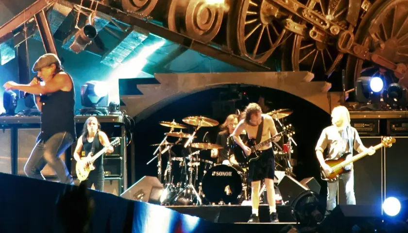Zespół na scenie, wokalista z mikrofonem, gitarzyści i perkusista. To ich autostrada do piekła, pełna rock and rolla.