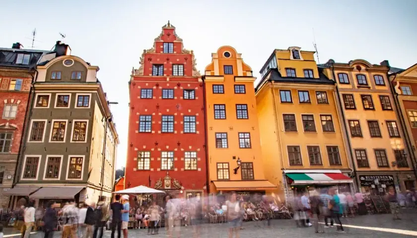 Bunte Häuser am Stortorget, Stockholm. Ein Muss für jeden, der die Stadt besucht. Menschen flanieren über den Platz.