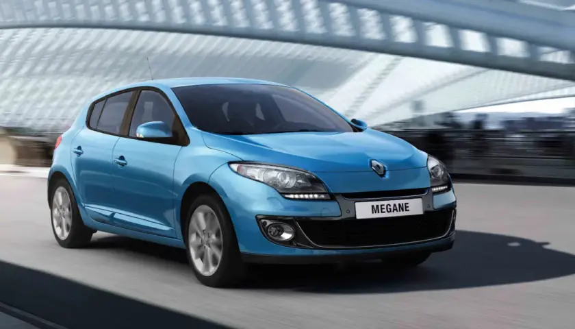 Azul Renault Mégane en movimiento, con su motor 1.5 dCi ofreciendo potencia y eficiencia en la carretera.