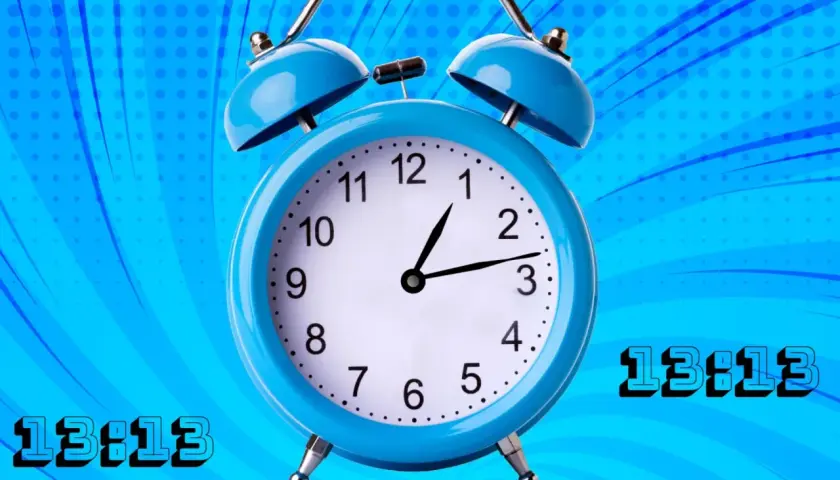 Reloj despertador azul con el número 13:13, que representa el 1313 significado espiritual.