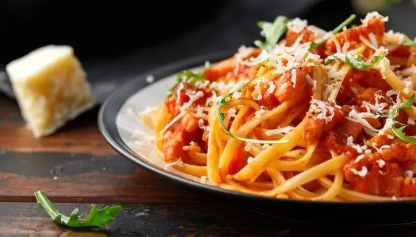 Jakie przyprawy do sosu bolognese, aby uzyskać wyjątkowy smak?