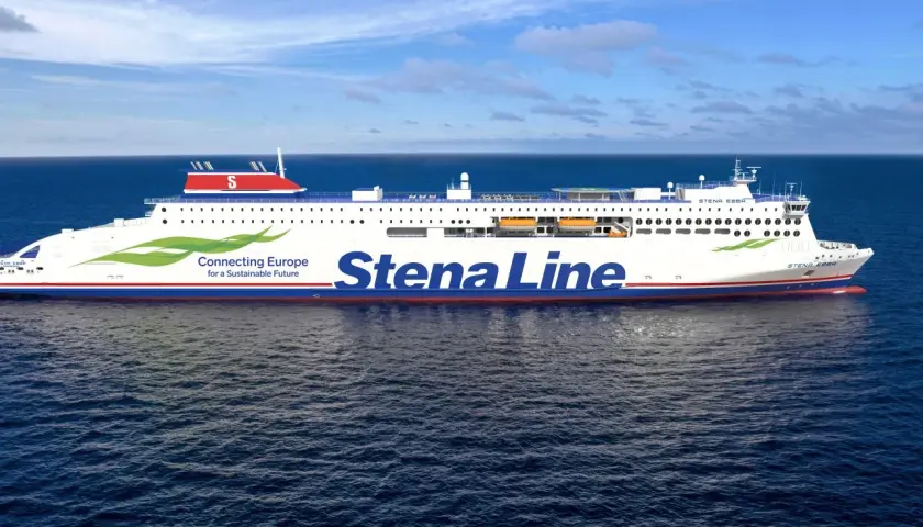 Stena Line oferuje jednodniowe wycieczki promem po morzu. Statek "Stena Ebba" płynie po błękitnych wodach pod błękitnym niebem.