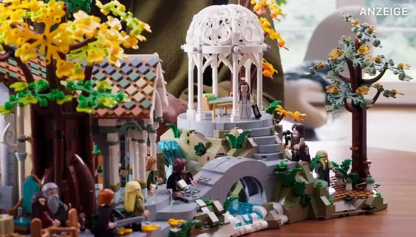 Ein detailreiches LEGO-Set mit Elben, einem Pavillon und einer Brücke, das an die besten LEGO Sets aller Zeiten erinnert.