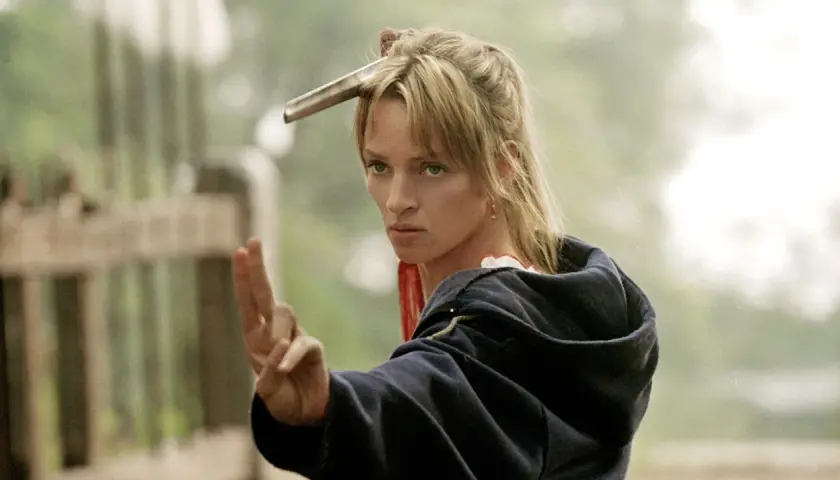 Zabójcza Panna Młoda, gotowa na kolejne starcie w Kill Bill 3, z ostrzem wpiętym we włosy.