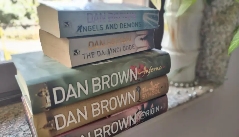 Stapel von Dan Brown Büchern: "Angels and Demons", "The Da Vinci Code", "Inferno", "The Lost Symbol" und "Origin".