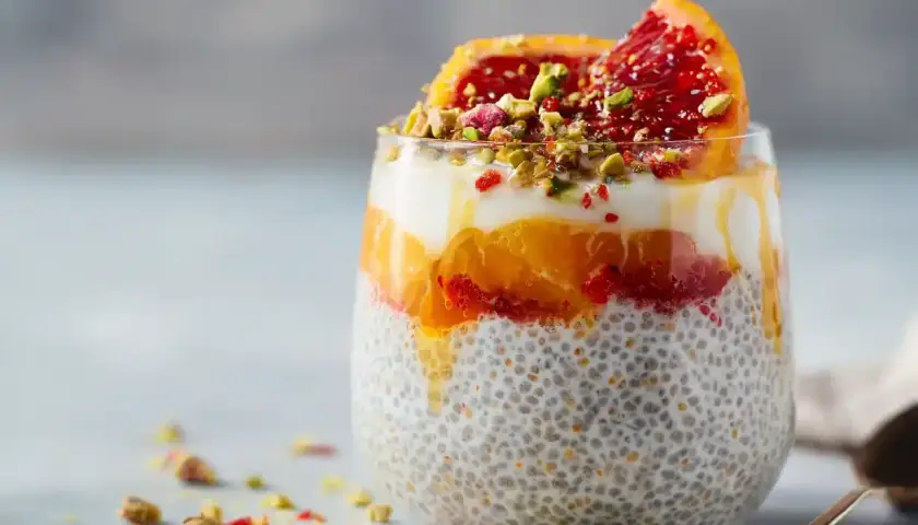 En läcker chiapudding med kvarg, apelsin, blodapelsin och pistagenötter. En perfekt frukost eller mellanmål.