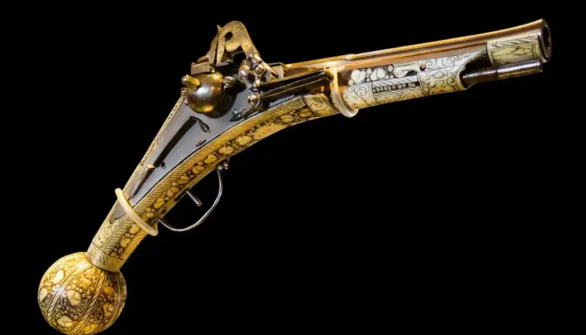 Ozdobny pistolet z kulistą rękojeścią, bogato inkrustowany. Czy na broń gazową trzeba mieć pozwolenie?