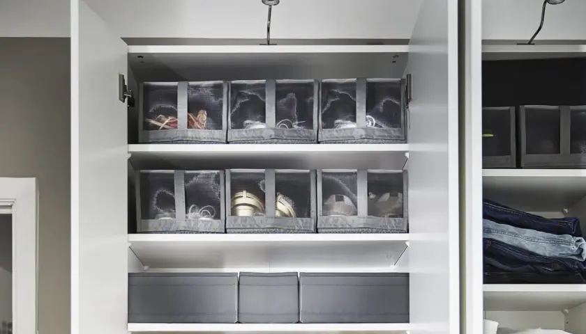 Comment ranger ses chaussures avec les boîtes : des paniers en tissu gris transparent permettent de voir le contenu et de garder vos chaussures organisées dans une armoire.