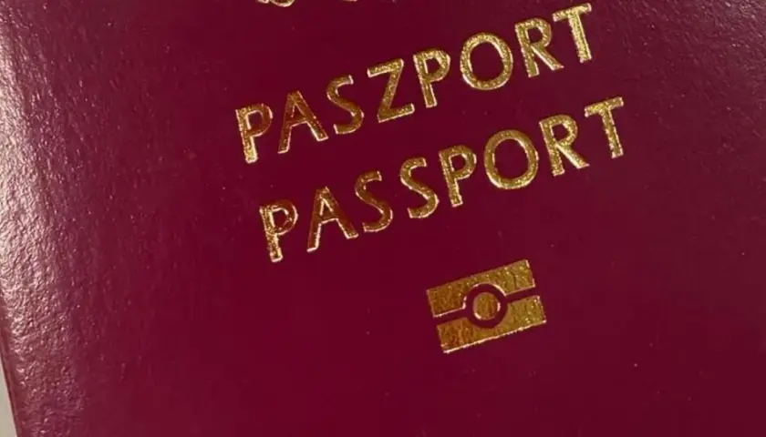 Czerwony paszport z napisem "PASZPORT" i symbolem. Czy do Norwegii potrzebny jest paszport? Tak, jeśli nie jesteś obywatelem UE/Schengen.