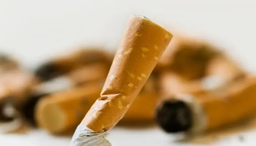 Zakończmy palenie. Zobacz, jak rzucić palenie, patrząc na niedopałki papierosów.