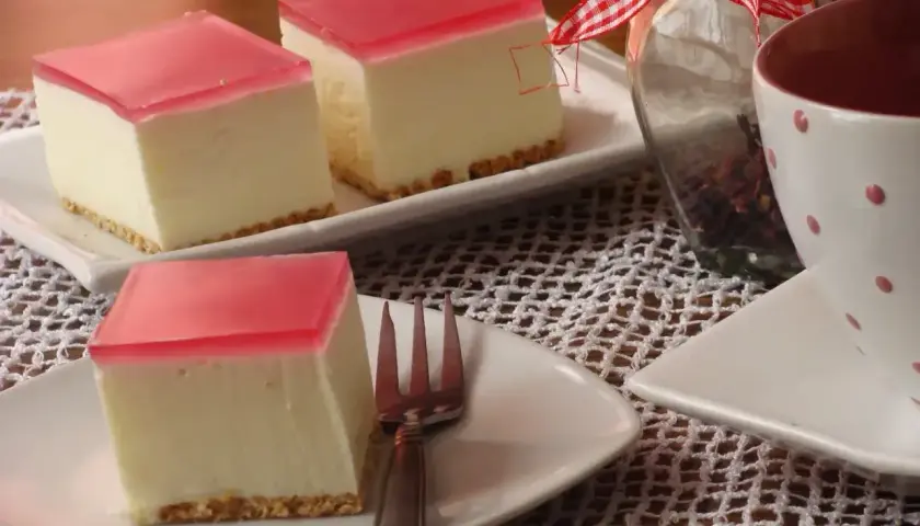 Pyszny sernik na zimno z galaretką, idealny na letnie popołudnie.