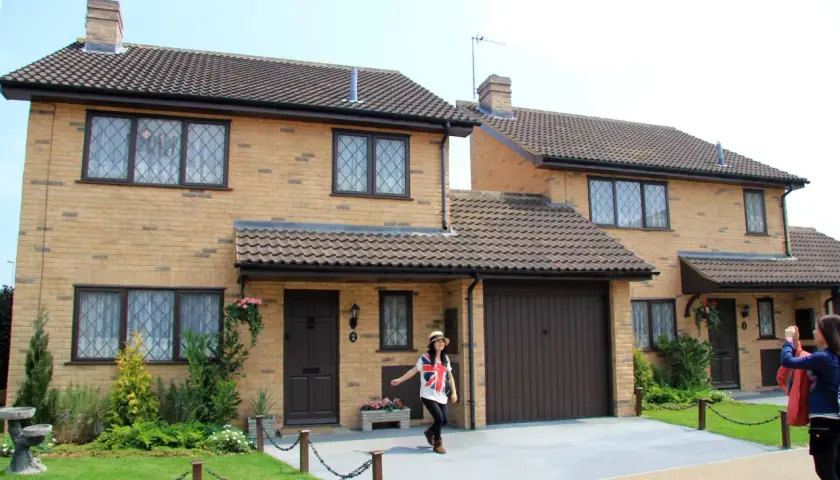 Ulica Privet Drive, dom Harrego Pottera, z dziewczyną w koszulce z flagą Wielkiej Brytanii.