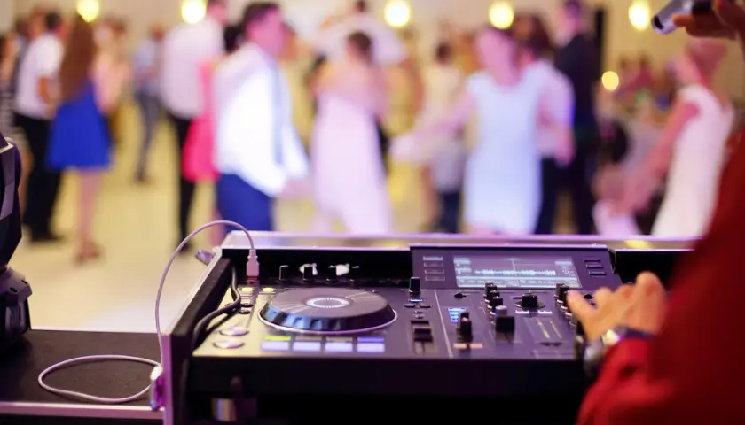 O co pytać DJ weselnego aby uniknąć rozczarowania? Kompletna lista pytań