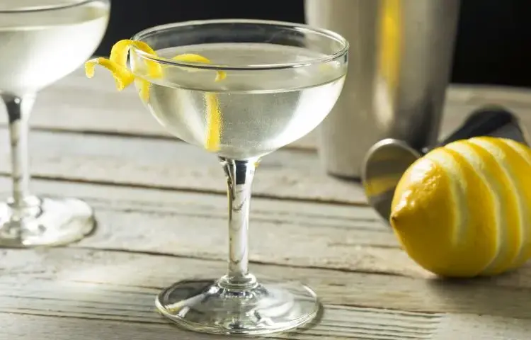 Wyjątkowy przepis na drink Bonda, który zaskoczy Twoich gości