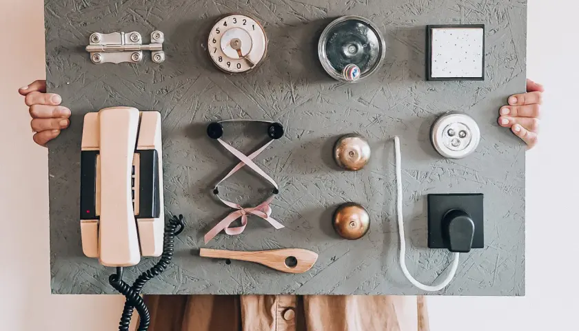 Jak stworzyć tablicę manipulacyjną dla dzieci DIY, która rozwija zmysły
