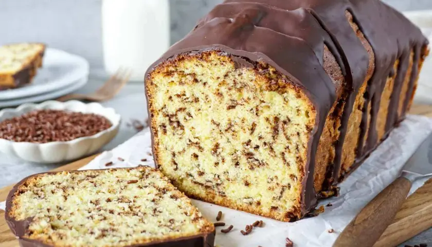 Schokoladenkuchen mit Schokostreuseln, ein einfaches Rezept für jeden Anlass. Perfekt für süße Momente!