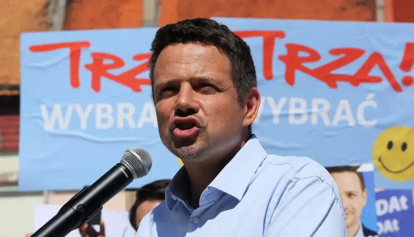 Rafał Trzaskowski przemawia do tłumu, w tle baner z hasłem "Trzask! Wybrać!". Może to być jego przemówienie do dzieci.