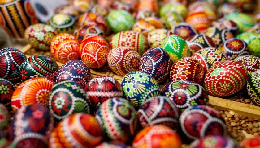 Bunte, kunstvoll bemalte Ostereier liegen dicht beieinander. Was ist an Ostersonntag passiert? Ein Fest der Farben und Traditionen!