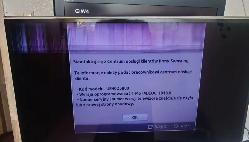 Uszkodzona matryca w telewizorze Samsung. Na ekranie komunikat o kontakcie z serwisem. Prawdopodobnie czeka go wymiana matrycy.