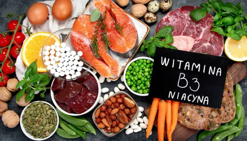 Różnorodne produkty spożywcze bogate w niacynę (witaminę B3) i tabletki.