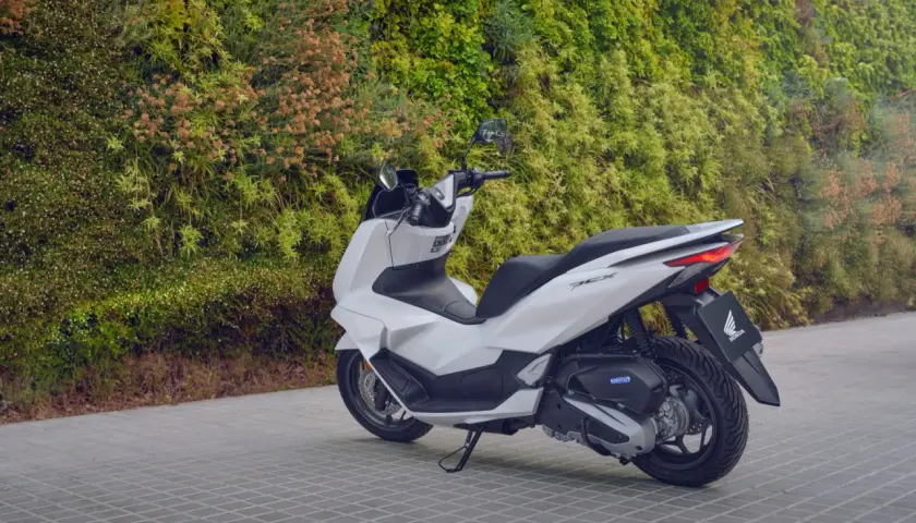 Honda PCX 125 blanca, lista para quitar limitador y disfrutar de la carretera.