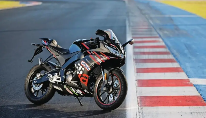 Aprilia r 125 negra y roja, lista para la pista.